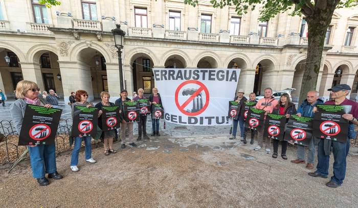 Erraustegia geratzeko Aldundiaren atarian mobilizatzera deitu dute