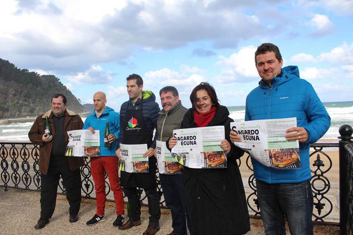 Aginaga eta Usurbilgo sagardogileak, larunbateko Zarauzko Sagardo Egunean