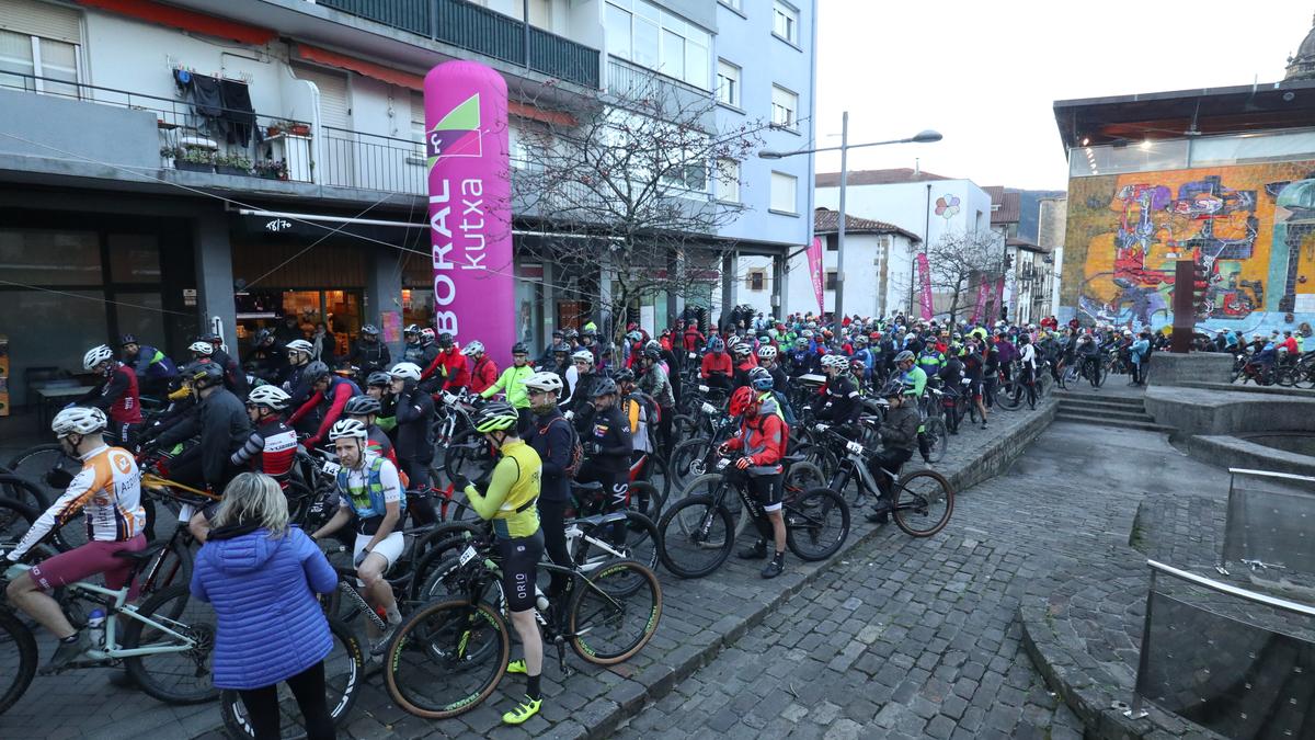 Gogotsu asko abiatu dira Irisasi BTT Hotzak Akabatzen probako parte hartzaileak