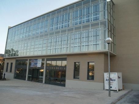 Kiroldegiko kirol jarduera fisiko eta ur sorospen zerbitzua esleitzeko deialdia