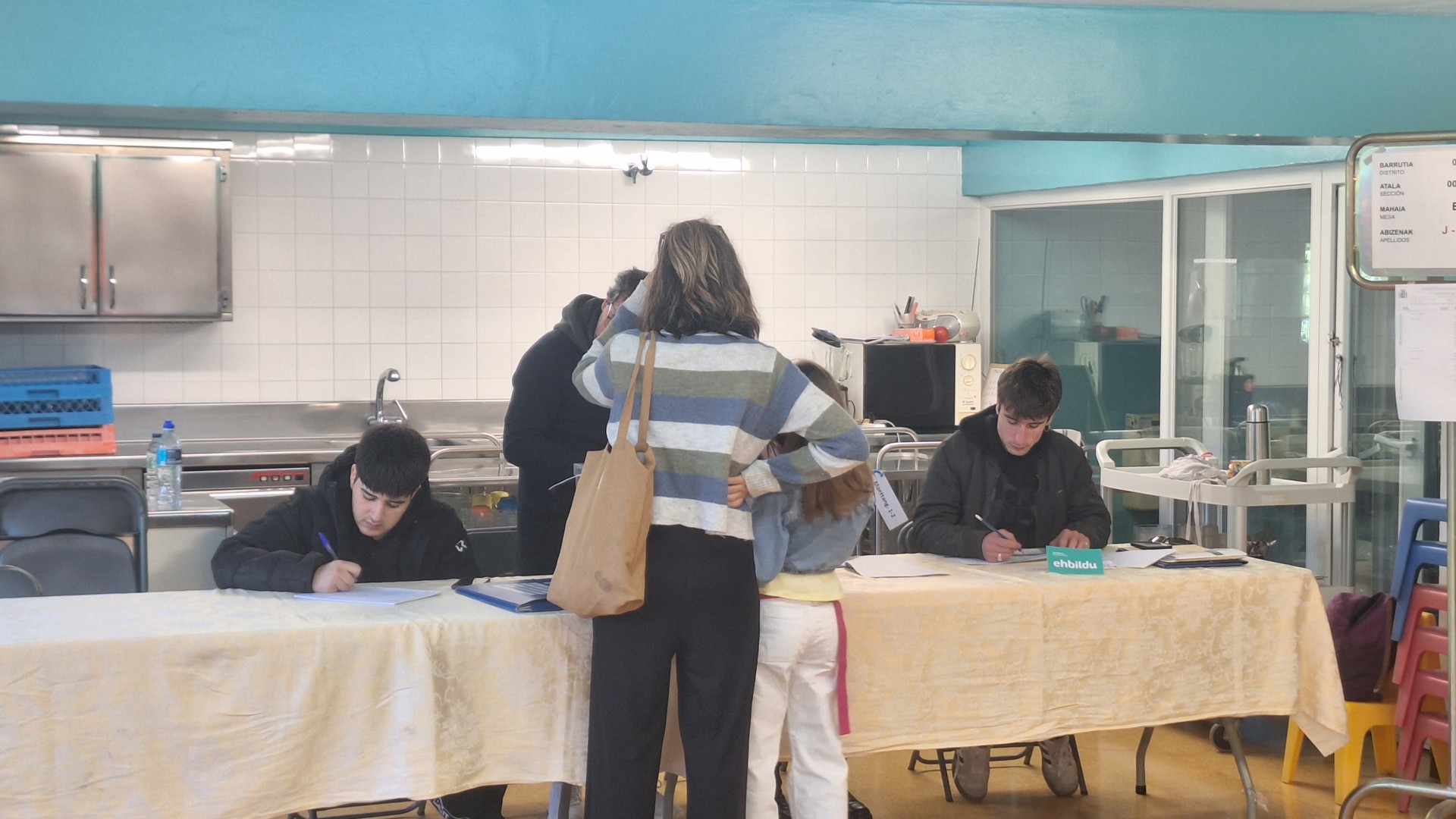 Hauteslekuak itxi eta botoen zenbaketa hasita, laster lehen datuak