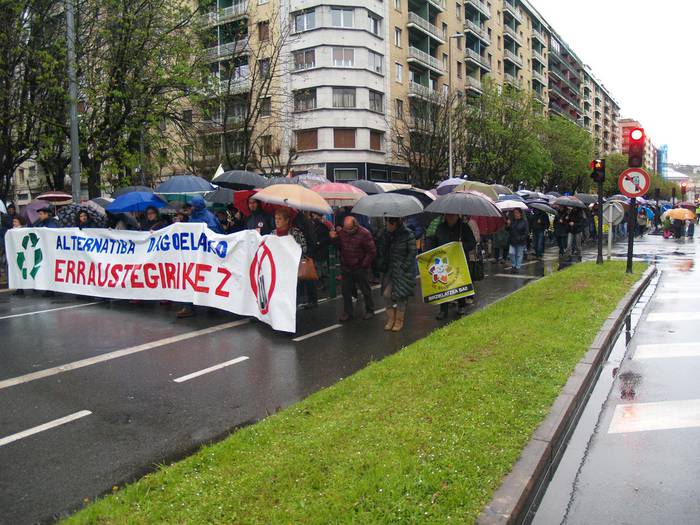 Eraikitzen hastear diren erraustegiaren aurkako elkarretaratze zaratatsua astelehenean