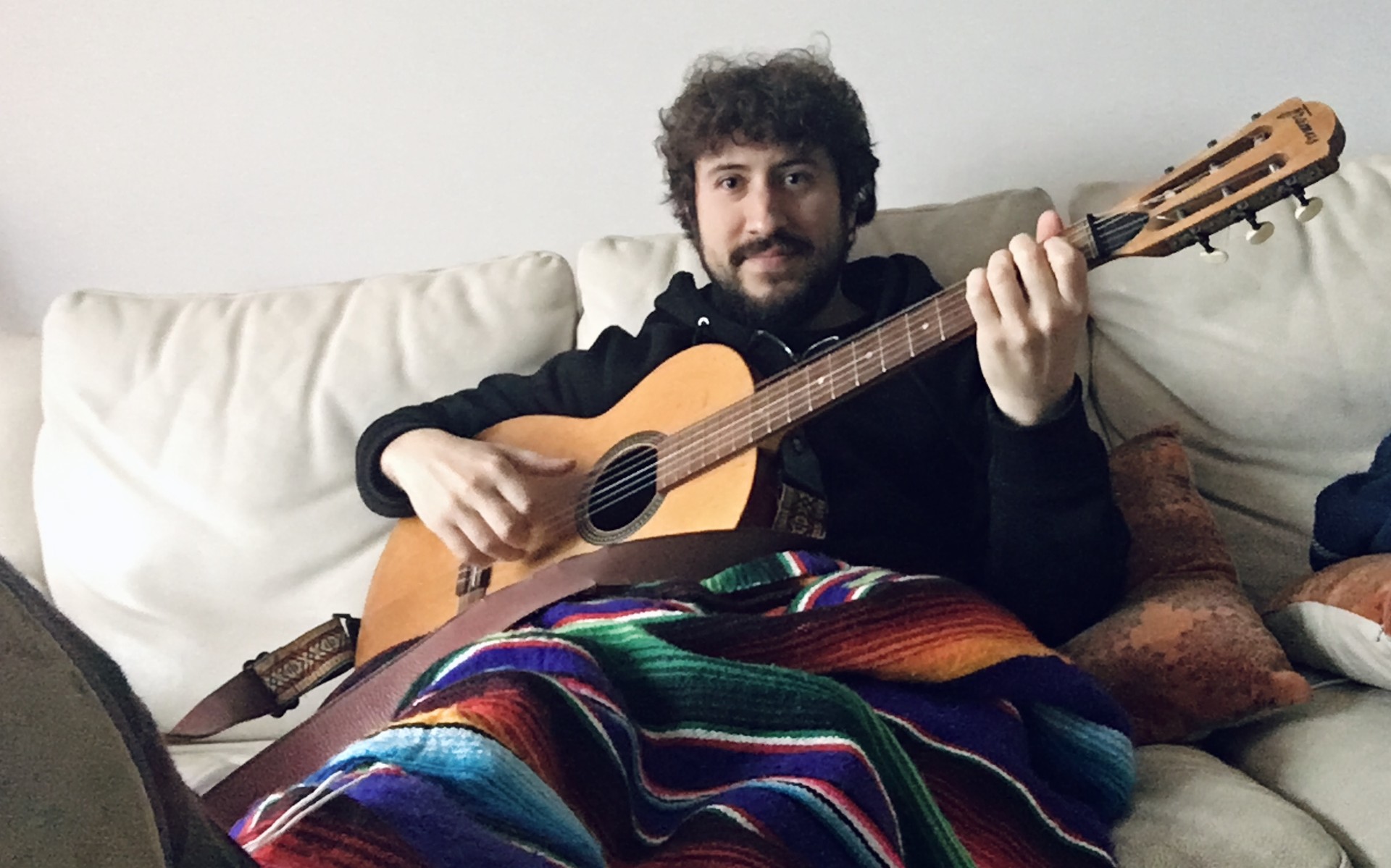 Antton Aranburuk gitarra klase bat eskainiko du gaur sare sozialen bitartez