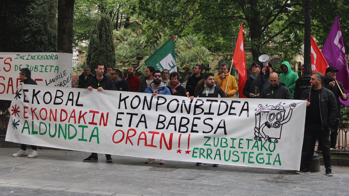 Gipuzkoako Foru Aldundiaren egoitza atarian protestatu dute erraustegiko langileek