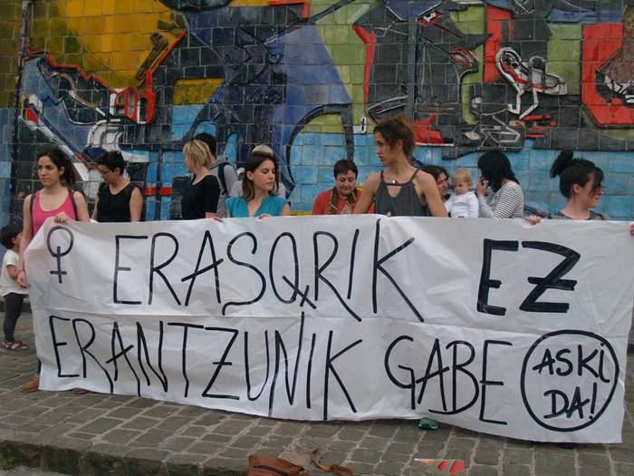 Azken eraso sexistaren salaketa, Mikel Laboa plazara eraman dute Matrakak Taldekoek