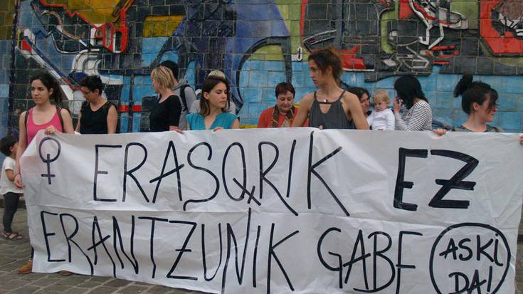 Azken eraso sexistaren salaketa, Mikel Laboa plazara eraman dute Matrakak Taldekoek