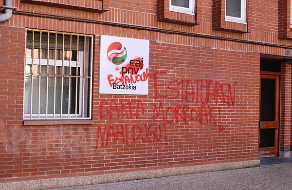 Batzokian bart egindako pintadak gaitzetsi ditu EAJk