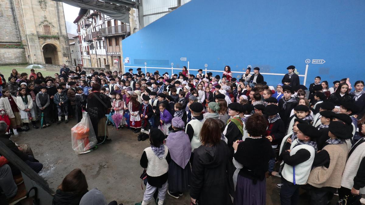 Aterkipean, kantu giro ederrean plazaratu dira Udarregi ikastolakoak