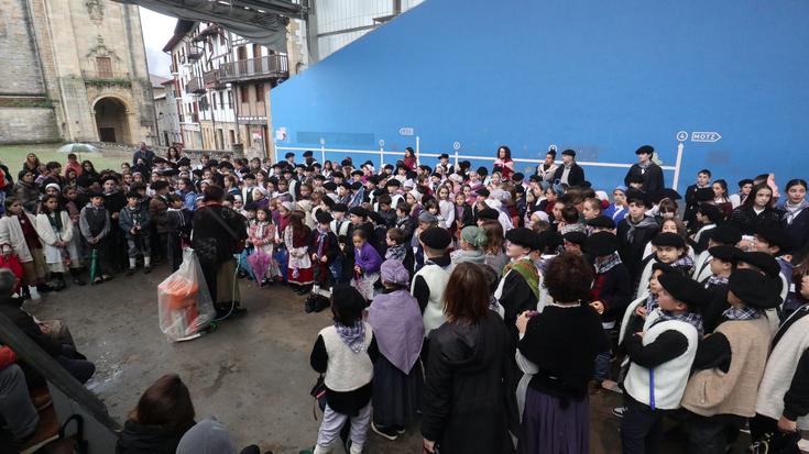 Aterkipean, kantu giro ederrean plazaratu dira Udarregi ikastolakoak