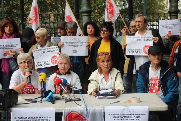 "Guztion artean herri erantzun irmo bat eman dezagun"