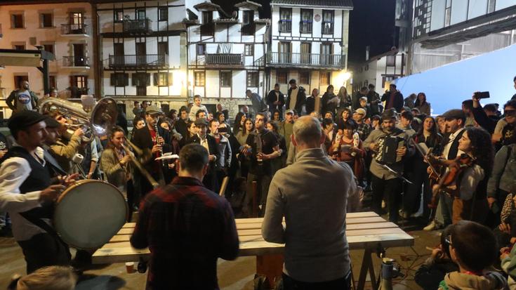 Azken jaiekin batera, musikaz, dantzaz eta literaturaz blai datorkigu urria