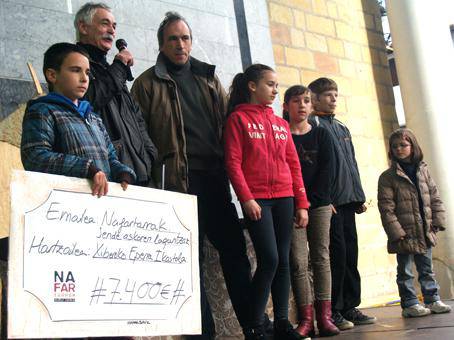Zuberoako Eperra ikastola laguntzeko otarren banaketa, igandeko San Tomas Azokan