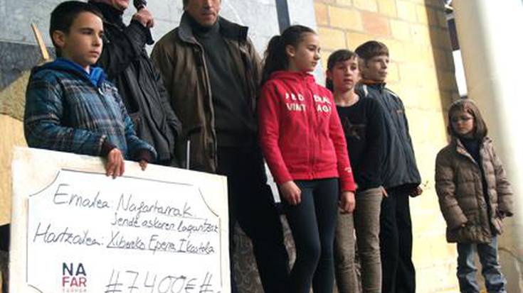 Zuberoako Eperra ikastola laguntzeko otarren banaketa, igandeko San Tomas Azokan
