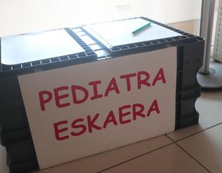 Arartekoari bidaliko zaion gutuna sinatzeko deia egin dute pediatria zerbitzu duinaren eskatzaileek