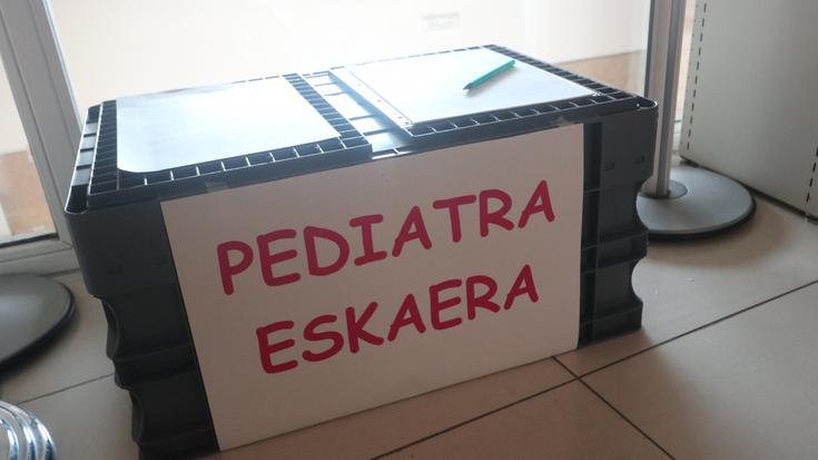 Arartekoari bidaliko zaion gutuna sinatzeko deia egin dute, pediatria zerbitzu duinaren eskatzaileek