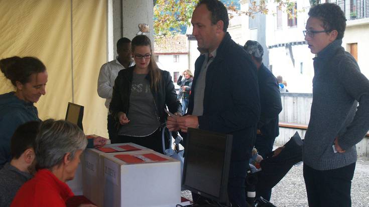Erraustegiaz bozkatzera joandakoen kopuruak gorantz nabarmen, eguerdi partean