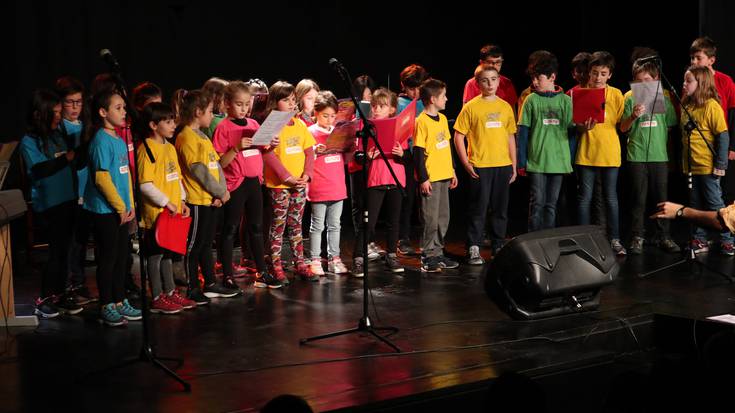 Sutegiko oholtzatik musikari gorazarre