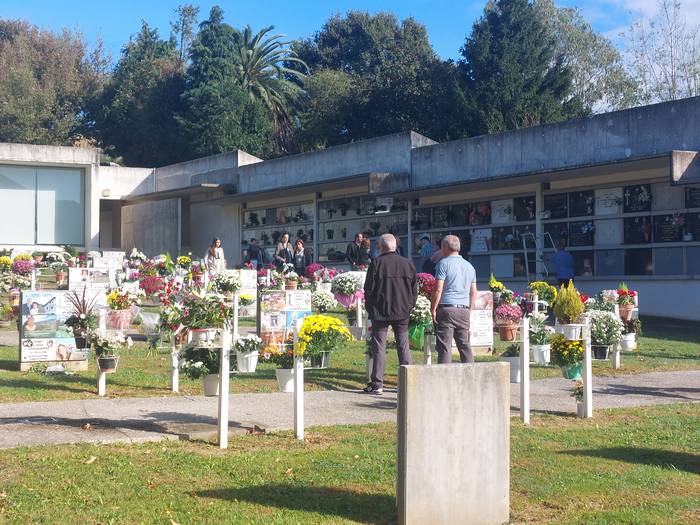 Hilerri bizia gaur, lore-sorta koloretsu eta bisitarien joan-etorriekin