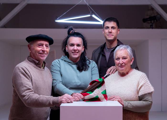 Korrikari dantzan eta kantuan harrera egin eta gero, iruditan agertzeko aukera