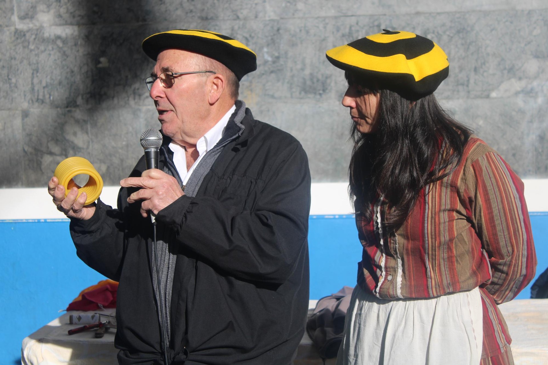 "Erlezainok lagundu behar gaituzte"