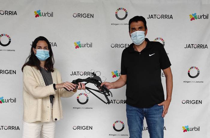 Urbilek pertxak birziklatzeko sistema bat jarri du martxan Koopera-Caritasen laguntzarekin
