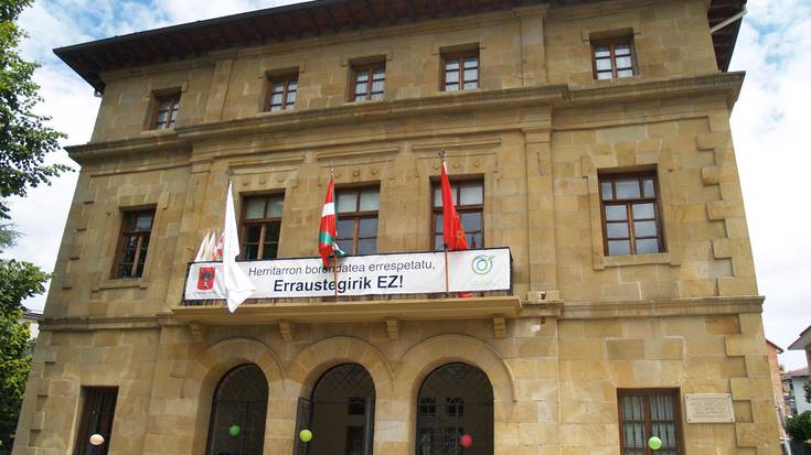 #M8 Elkarretaratzea 11:00etan udaletxe aurrean