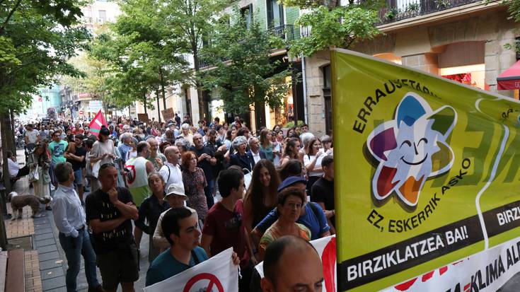Zubieta Lantzenen mahaia larunbatean, erraustegiaren ikerketa independenterako laguntza biltzeko