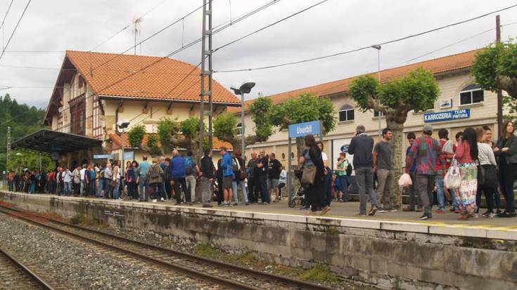 Lan uzteak eta gutxieneko zerbitzuak berriz gaurtik Euskotrenen