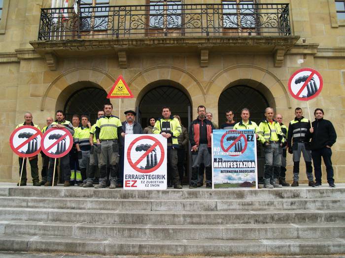 Ia 100 eragileek babestu dute jada, larunbateko errausketaren aurkako manifestazioa