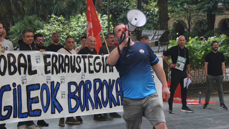 Erraustegiko langileak Foru Aldundiaren egoitza atarian mobilizatu dira berriz, lan-baldintza duinak exijitzeko