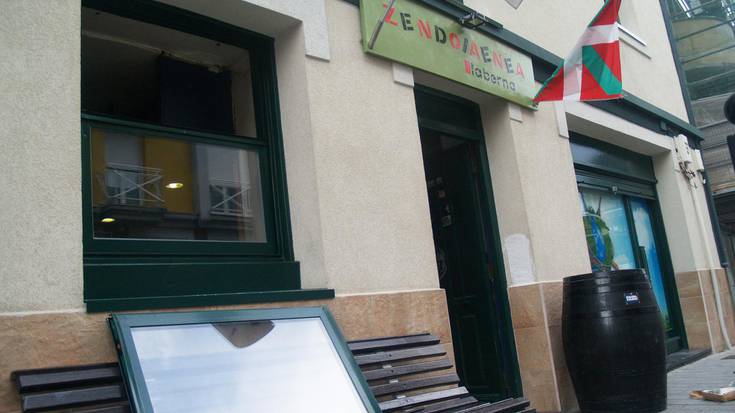 Lapurreta egin dute Txapeldun eta Zendoia tabernetan