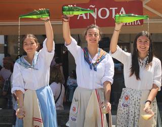 Auzolana eta festa giroa fin asko uztartu ditu herritar mordoak