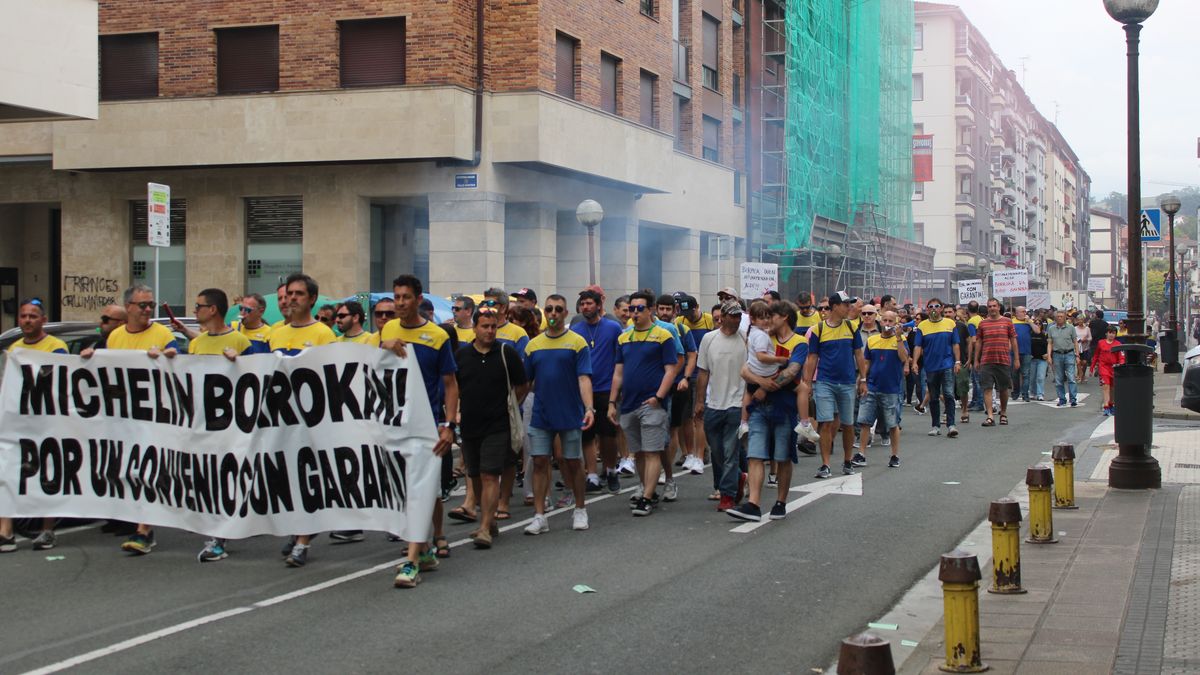 Hitzarmen duinaren aldeko borroka herriratu du Michelingo langileen manifestazio jendetsuak