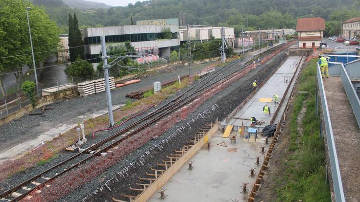 Lanetan duten tren geltokiak sarbide eta nasa aldatua erabilgarri