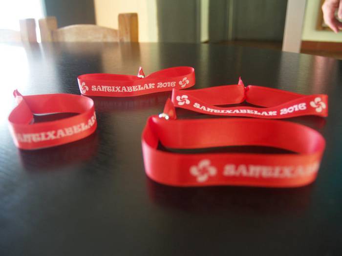 Erraldoi eta Buruhandien Konpartsa laguntzeko eskumuturrekoak eskuragarri