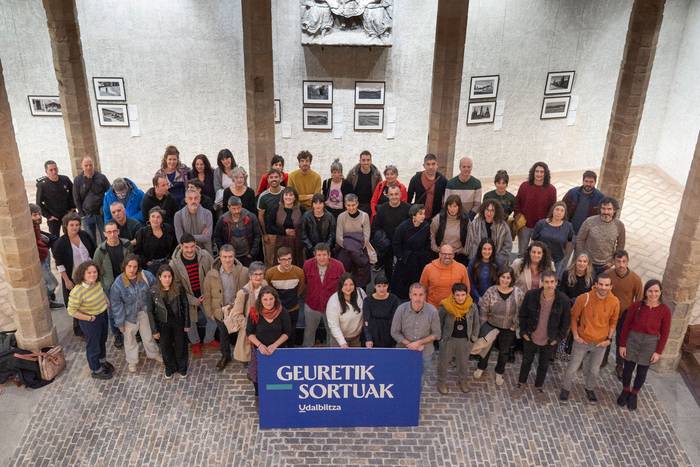 Laugarren edizioaren atarian den Geuretik Sortuak egitasmoaren erakusketa, astebete barru