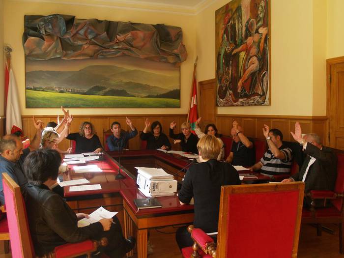 Hauteskunde, diru kontu, hezkuntza eta ingurumen gaiez jardun dute osoko bilkuran