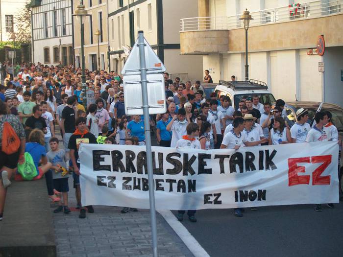 Erraustegiaren aurkako manifestazioa ekainaren 29an, Usurbilgo jaien hasieran