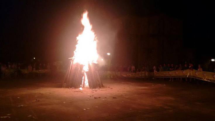 Erraustegiaren aurka sutan diren gipuzkoarren irudiak, San Juan bezperan