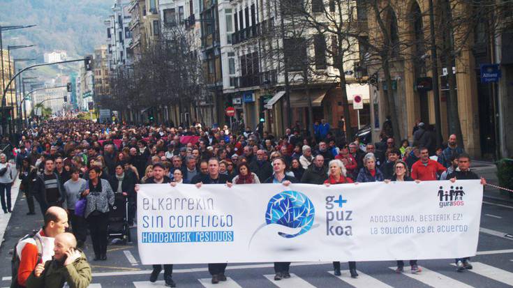 Gasteizko Legebiltzarrera doa gaur GuraSOS, ordezkari politikoekin bilduko da