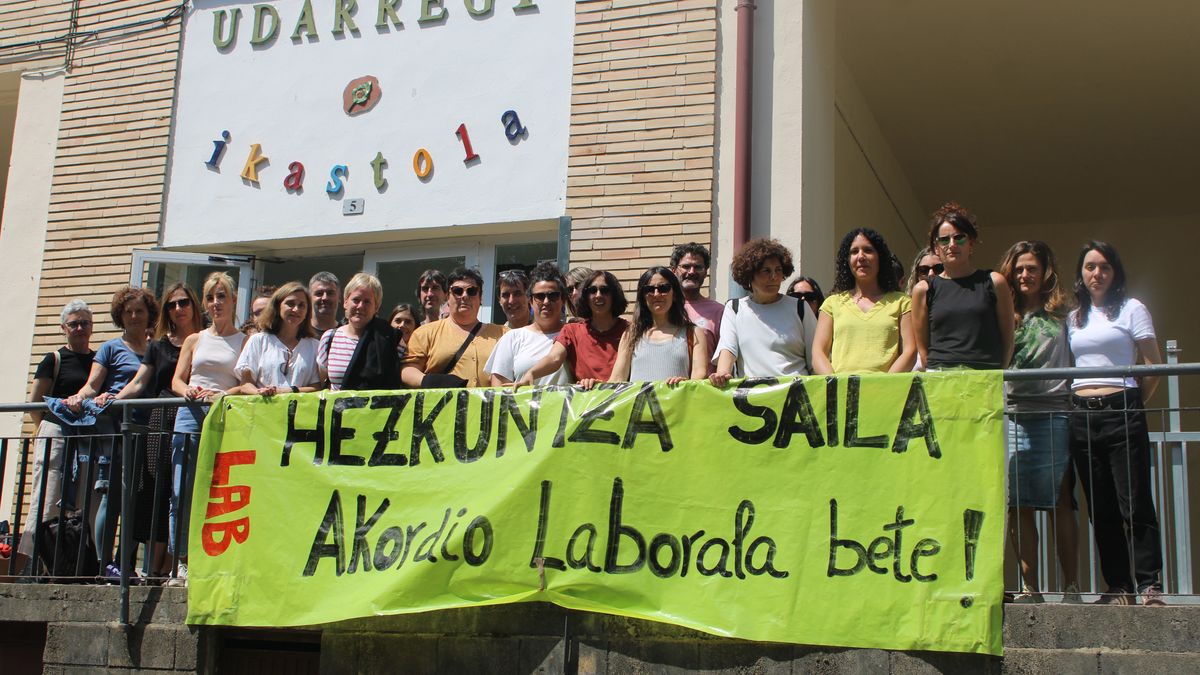 Hezkuntza Sailak Akordio Laborala betetzeko ordubeteko lanuztea egin dute Udarregiko langileek - Usurbil | Noaua