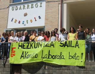 Hezkuntza Sailak Akordio Laborala betetzeko ordubeteko lanuztea egin dute Udarregiko langileek