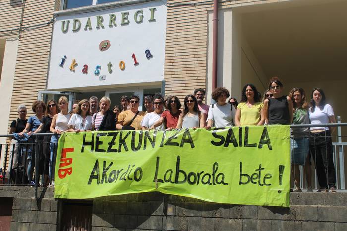 Hezkuntza Sailak Akordio Laborala betetzeko ordubeteko lanuztea egin dute Udarregiko langileek