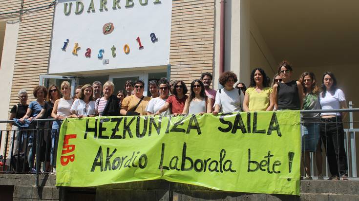 Hezkuntza Sailak Akordio Laborala betetzeko ordubeteko lanuztea egin dute Udarregiko langileek