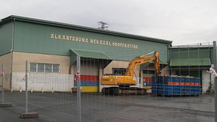 Etxebizitza berrientzako lekua uzteko, Ugartondoko egungo eraikinak eraistera doaz