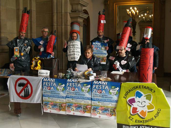Gipuzkoako udal eta alderdiak larunbateko manifestaziora gonbidatu ditu Errausketaren Aurkako Mugimenduak