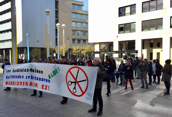 Garraio zerbitzu publikoetako murrizketen aurkako herri martxa asteartean Donostian