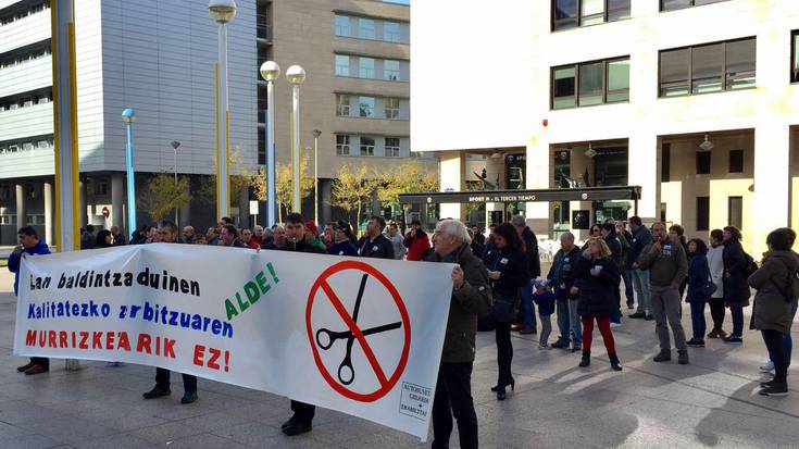 Garraio zerbitzu publikoetako murrizketen aurkako herri martxa asteartean Donostian