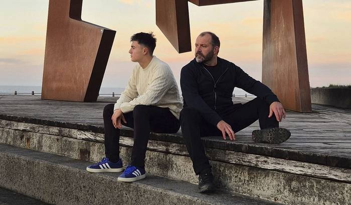 Dolua hizpide duen "Aitatxo" antzezlanean parte hartzen ari da Alex Tello