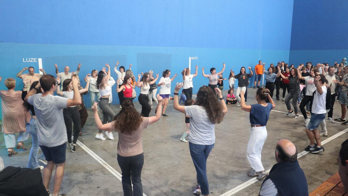 Santuenea, festa giroan murgiltzen hurrengo auzoa